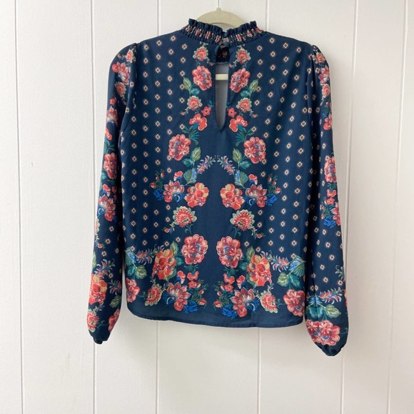 floral printed, turtleneck style top - Picture 7 of 9